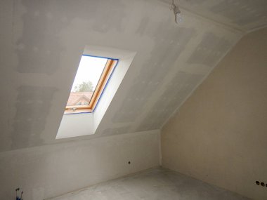 Yeni apartman dairesi. Şehir merkezindeki inşaat meydanı. Binanın oluşumu, inşaat ekipmanları ve işçiler.