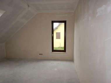 Yeni apartman dairesi. Şehir merkezindeki inşaat meydanı. Binanın oluşumu, inşaat ekipmanları ve işçiler.