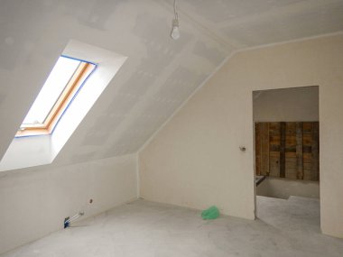 Yeni apartman dairesi. Şehir merkezindeki inşaat meydanı. Binanın oluşumu, inşaat ekipmanları ve işçiler.
