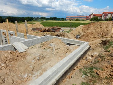 İnşaat işyeri. Renkli sanatsal görünüş. Yeni apartman.