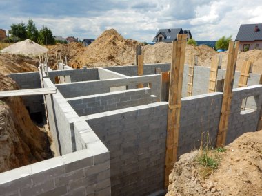 İnşaat işyeri. Renkli sanatsal görünüş. Yeni apartman.