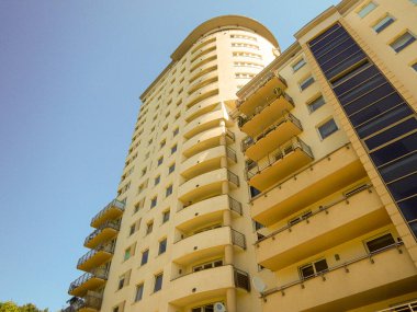 Polonya 'da tipik modern mimari. Renkli sanatsal görünüm.