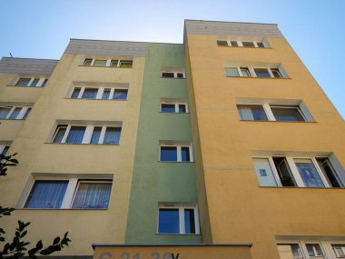Polonya 'da tipik modern mimari. Renkli sanatsal görünüm.