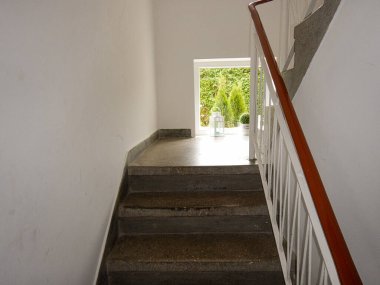 Merdivenler. Mimari detay. Renkli sanatsal görünüm.