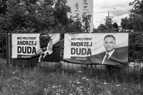 폴란드의 기간에 폴란드 사람들은 대통령을 뽑는다 폴란드의 공용어이다 포스터 흑백의 — 스톡 사진