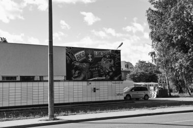 Gdansk Brzezno, Polonya - 23 Temmuz 2020: Lechia Gdansk futbol takımının taraftarları tarafından bina duvarında oluşturulan graffiti, Gdansk Brzezno, Polonya.