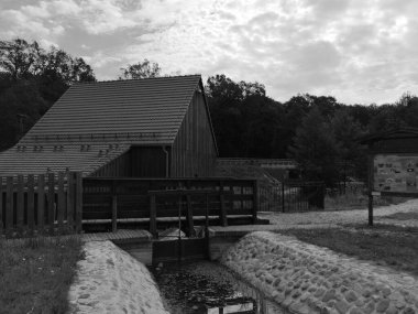 Eski ahşap mimarinin güzel bir örneği, Lysy Mlyn, Polonya.