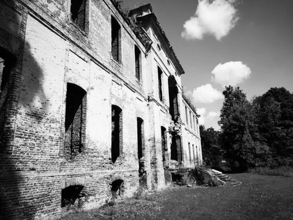 Polonya, Kamieniec 'li Finckenstein Sarayı' nın kalıntıları..