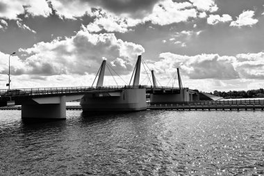 Polonya 'nın Sobieszewo kentindeki Ölü Vistula nehri üzerindeki asma köprü.