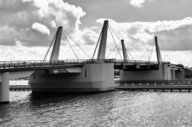 Polonya 'nın Sobieszewo kentindeki Ölü Vistula nehri üzerindeki asma köprü.