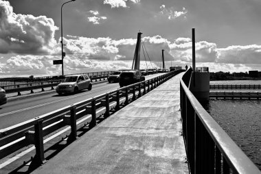 Polonya 'nın Sobieszewo kentindeki Ölü Vistula nehri üzerindeki asma köprü.