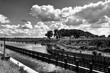 Przegalina 'daki Kuzey Kanalı Kilidi - Ölü Vistula' ya doğru görüş. Polonya.