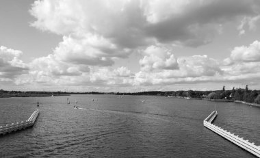 Polonya 'nın Sobieszewo kentindeki Ölü Vistula nehri üzerindeki asma köprü.