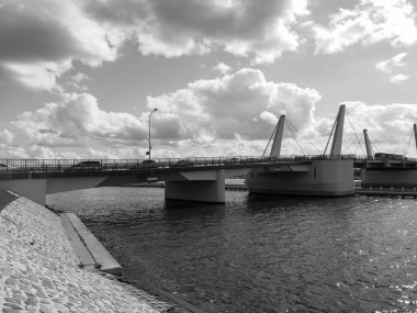 Polonya 'nın Sobieszewo kentindeki Ölü Vistula nehri üzerindeki asma köprü.