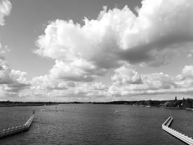 Polonya 'nın Sobieszewo kentindeki Ölü Vistula nehri üzerindeki asma köprü.