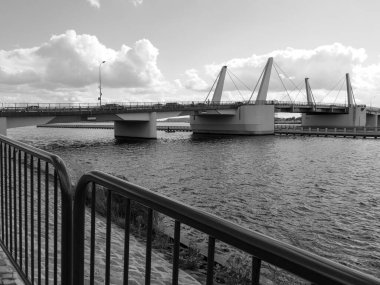 Polonya 'nın Sobieszewo kentindeki Ölü Vistula nehri üzerindeki asma köprü.