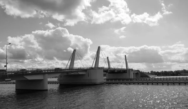 Polonya 'nın Sobieszewo kentindeki Ölü Vistula nehri üzerindeki asma köprü.