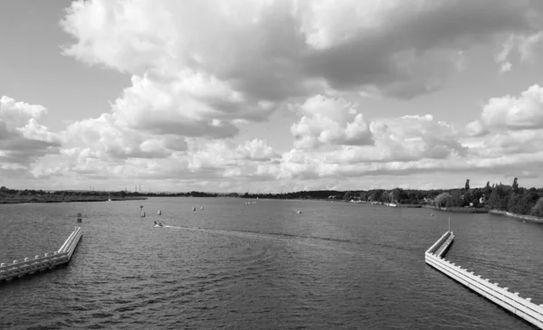 Polonya 'nın Sobieszewo kentindeki Ölü Vistula nehri üzerindeki asma köprü.