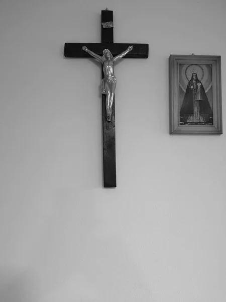 Característica Crucifijos Domésticos Aspecto Artístico Blanco Negro Elementos Religiosos Interior —  Fotos de Stock