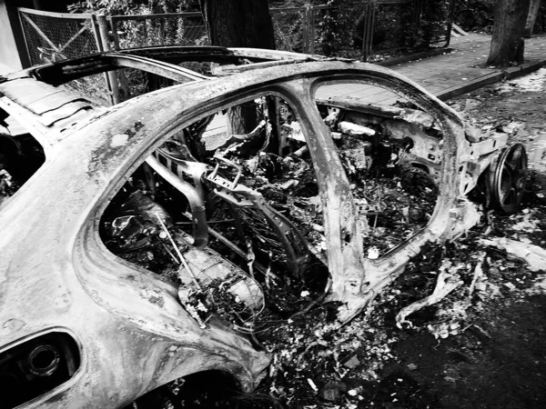 Sokakta Yanmış Bir Arabanın Enkazı — Stok fotoğraf