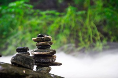 Zen Dengeleme kayalar Nehri yakınında