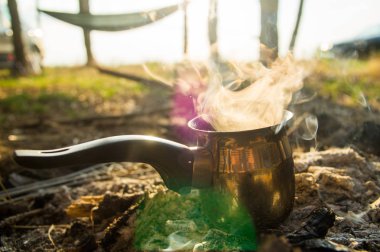 Kamp ateşi forrest sabahı bira kahve