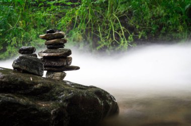 Zen Dengeleme kayalar Nehri yakınında
