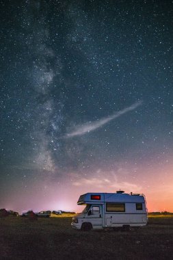 Arka planda Samanyolu kamp kamp van