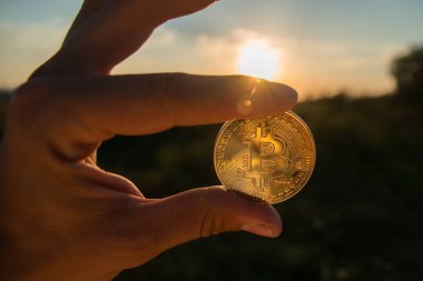 Bitcoin kripto para birimi kalın kontrast tutan el