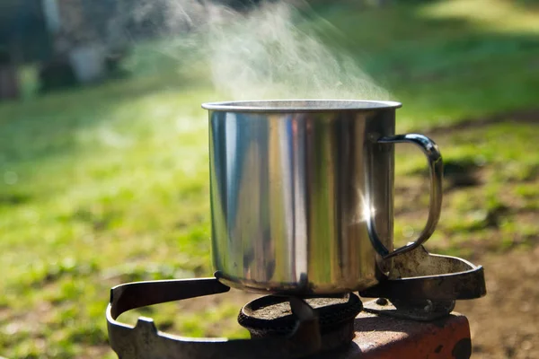 Кип'ятіння гарячої води в горах для чаю і кави — стокове фото
