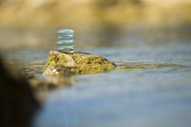 Yığılmış bir kayaya Dengeleme Zen Cam taşlar