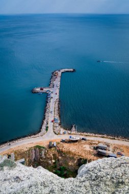 Balıkçılık iskele bir tepenin üst kısmından vurdu