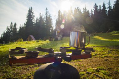Çay ve kahve için dağda buharlı su kaynar