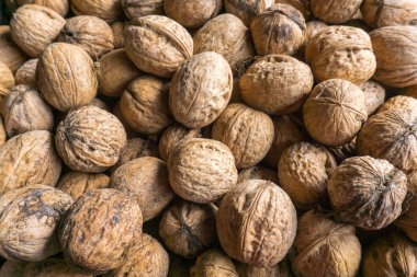 Tam açılmamış ceviz çerçevenin üstten doldurma