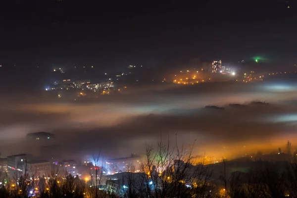 从上面拍摄的浓雾下的城市 — 图库照片
