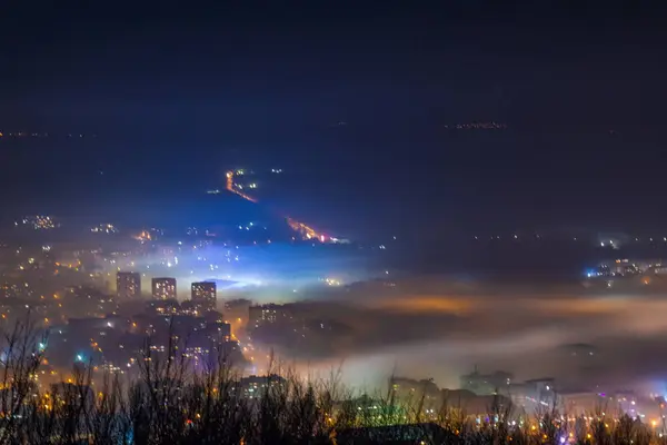 Město v husté mlze střílel z výše — Stock fotografie