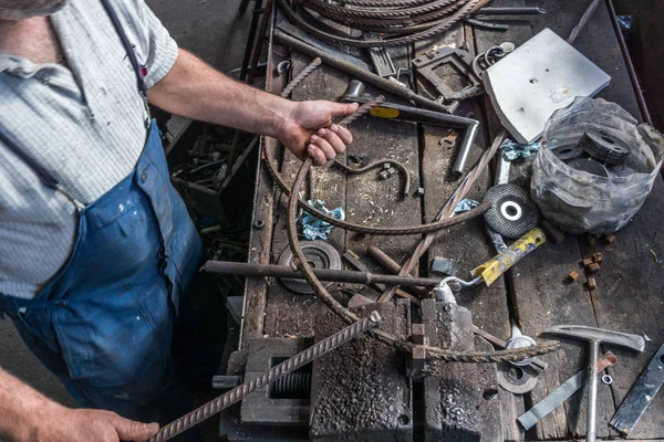 Ferforje metal bükme endüstriyel bender donatım makine ile yapmak demirci.