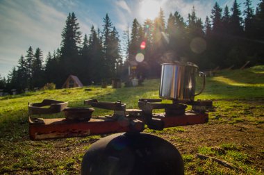 Çay ve kahve için dağda buharlı su kaynar