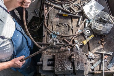 Ferforje metal bükme endüstriyel bender donatım makine ile yapmak demirci.