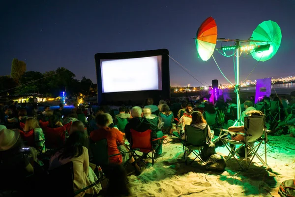 Kino am Strand bei Nacht mit Sternen — Stockfoto