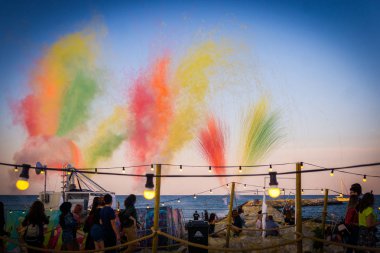 Peope sillhouettes ile alacakaranlıkta festivalde Gün havai fişek