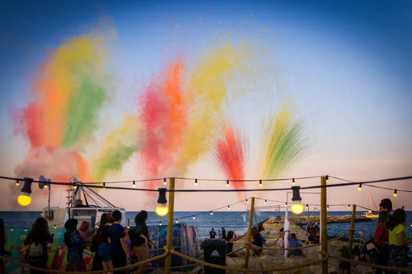 Peope sillhouettes ile alacakaranlıkta festivalde Gün havai fişek