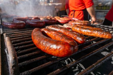 Farklı türde sosisleri ızgarada pişirmek, açık bir barbeküde kuru ve taze et.