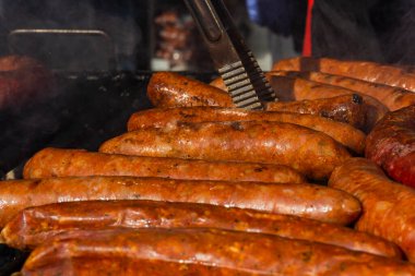 Farklı türde sosisler ızgara, açık barbeküde kuru ve taze et.