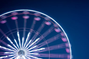 Dönme dolap gece hareket ediyor, ışık boyası yapıyor.