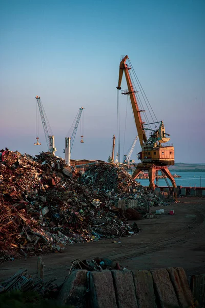 Pilha de lixo no depósito de lixo ou ferro-velho, metal guindaste lixo consumo de lenha escarpa, aquecimento global, ecossistema e conceitos ambientais e de fundo . — Fotografia de Stock