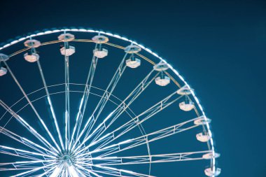 Dönme dolap gece hareket ediyor, ışık boyası yapıyor.