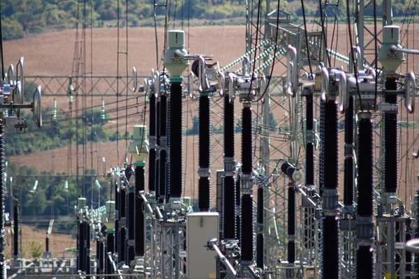 Usina elétrica com muitos transformadores, fios e isoladores — Fotografia de Stock