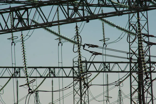 Электростанция с большим количеством трансформаторов, проводов и изоляторов — стоковое фото