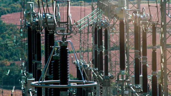 Elektriskt Kraftverk Med Många Transformatorer Ledningar Och Isolatorer Solnedgångsljus — Stockfoto
